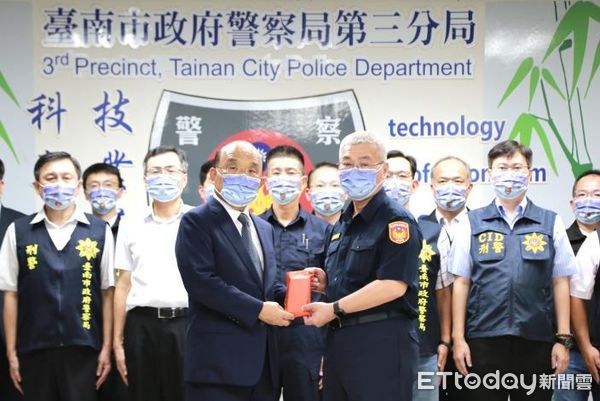 蘇貞昌探視家屬　殉職勇警姐悲問：為何讓這種強盜犯到外役監？ | ETto