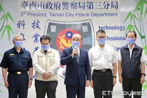 ▲行政院長蘇貞昌在內政部長徐國勇、警政署長黃明昭、台南市長黃偉哲等人陪同下，前往台南市立殯儀館弔唁殉職員警及慰問殉職員警家屬。（圖／記者林悅翻攝，下同）