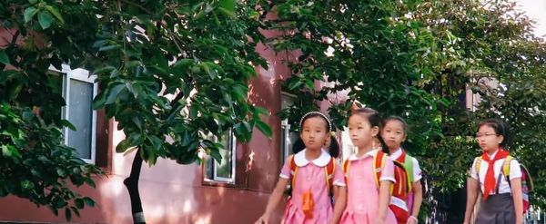 ▲▼北韓解封後，國小學童開學上課不用戴口罩。（圖／翻攝自YouTube）
