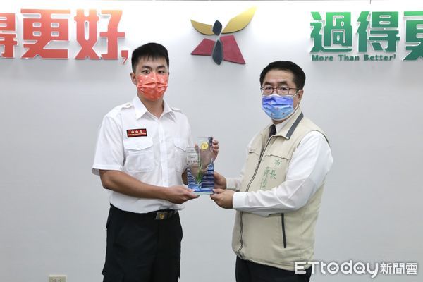 ▲台南市消防局楊順翔，榮獲2022十大傑出救護技術員特優殊榮，黃偉哲市長親自表揚。（圖／記者林悅翻攝，下同）