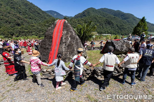 ▲泰雅族人手牽手跳著傳統舞步環繞聖石。（圖／仁愛鄉公所提供）