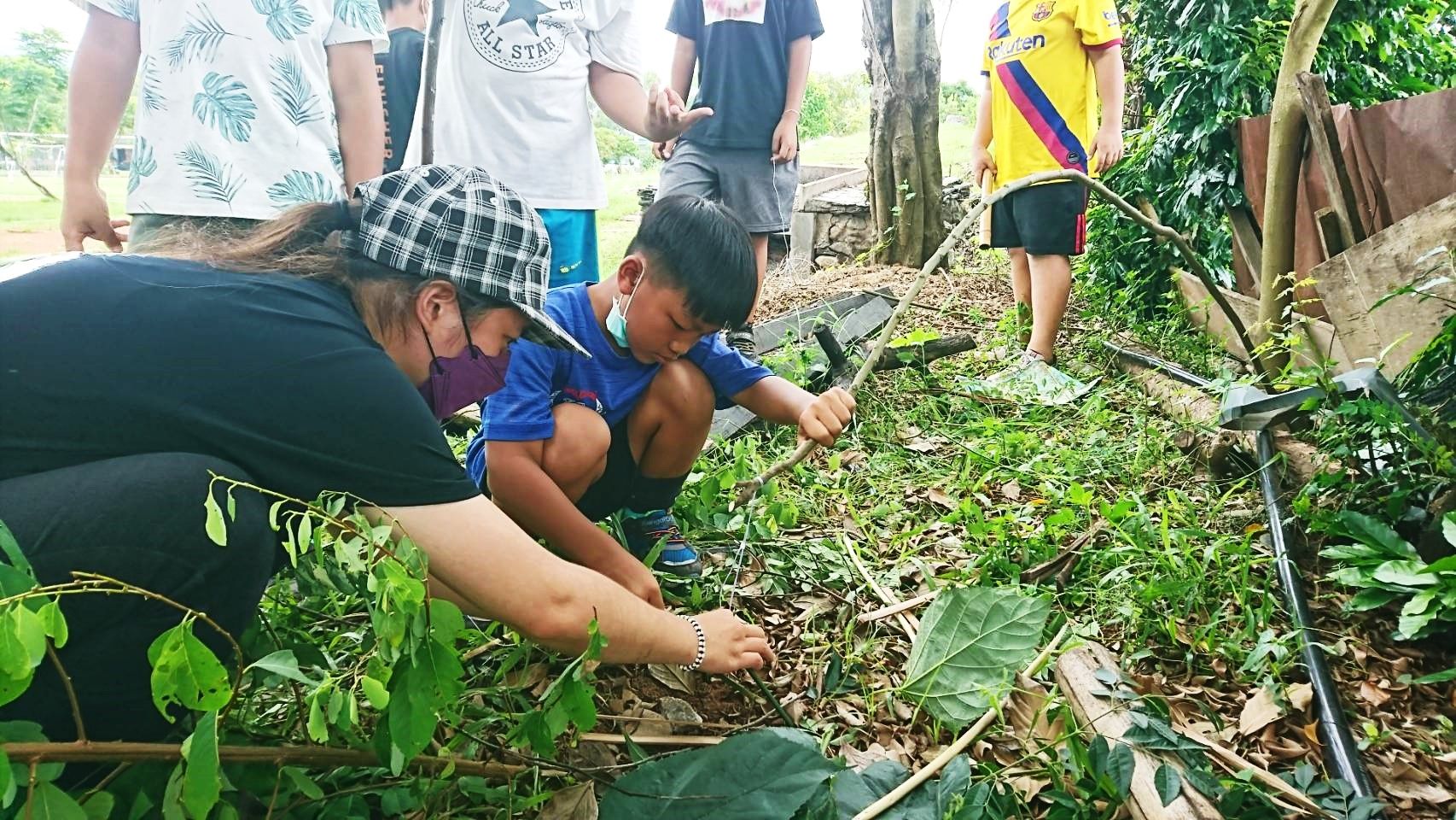 ▲▼「夏日樂學計畫」參與校數及學生創新高，全台逾2.8萬學生體驗多元活潑課程，圖為屏東縣泰武國小的陷阱製作課程。（圖／教育部提供）