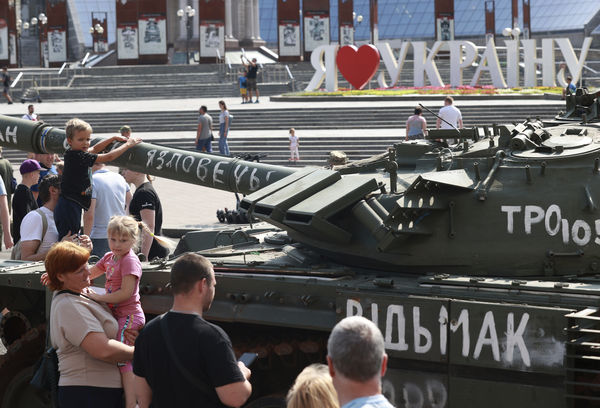 ▲▼基輔的市中心大道擺滿俄軍報廢坦克，慶祝烏克蘭獨立紀念日。（圖／達志影像／美聯社）