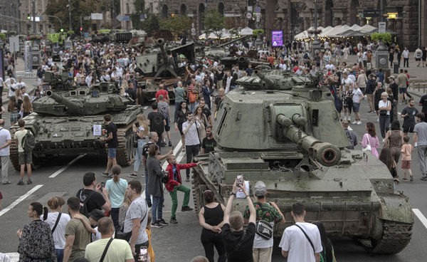 ▲▼基輔的市中心大道擺滿俄軍報廢坦克，慶祝烏克蘭獨立紀念日。（圖／達志影像／美聯社）