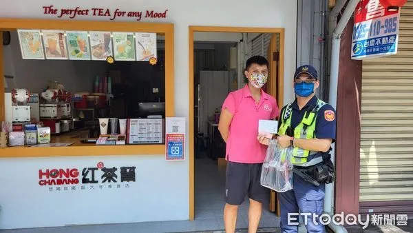 ▲潮州紅茶店業者致贈潮州警分局員飲料加油打氣             。（圖／記者陳崑福翻攝，下同）