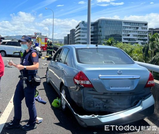 ▲▼國道1號北上內湖交流道車禍，1男駕駛飛墜平面道路。（圖／記者莊智勝攝）