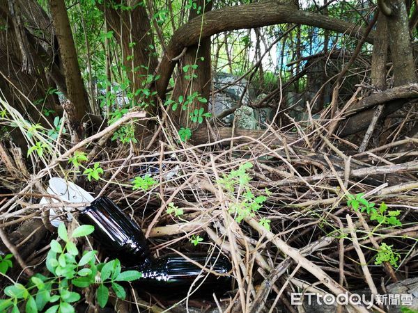 ▲▼重返殺警現場，林信吾躲草叢堆裡喝酒，持刀殘忍殺警。（圖／記者黃彥傑攝）