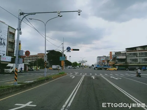 ▲▼高市警局於岡山區岡山路與嘉新西路/河華路口新增建置「路口科技執法」設備。（圖／記者許宥孺翻攝）