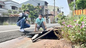 奇景！彰化1公里「鐵板路」凹陷破洞　鄉親頻摔車20年未改善