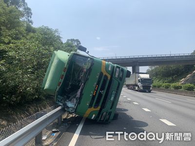 快訊／運將爬坡恍神！國道3號北上貨櫃車側翻　出動4吊車到場