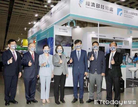 ▲經濟部展出12項機器人最新科技，蔡英文總統（圖中）、經濟部長王美花（左三）、經濟部技術處邱求慧處長（右三）為台灣新創加油。（圖／經濟部提供）