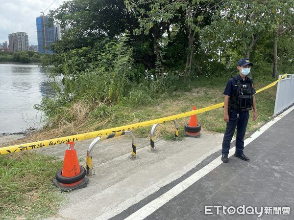 ▲▼新北市新莊大漢橋下驚見男浮屍。（圖／記者陳以昇翻攝，下同）