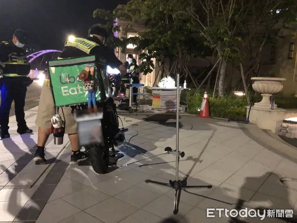 ▲▼台中市警三分局昨晚取締15輛改裝及噪音汽機車，其中1輛外送員機車測得91分貝超標，開罰1800元。（圖／警方提供，下同）