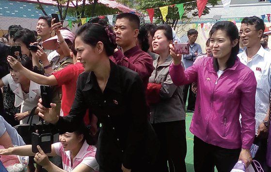 ▲▼北韓某間小學運動會，家長們拿起智慧型手機拍攝。（圖／翻攝自北韓對外宣傳網站）