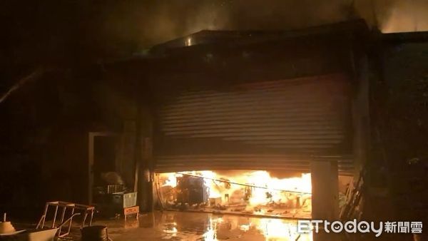 ▲宜蘭一家木材工廠晚間失火陷入熊熊大火中。（圖／記者游芳男翻攝）