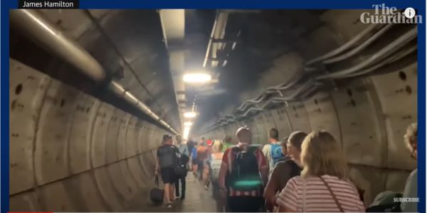 ▲▼一列從法國網英國的列車拋錨，卡在的英法海底隧道（Channel Tunnel）長達5小時。（圖／翻攝自YouTube／Guardian News）