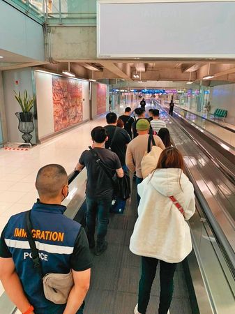 台灣與泰國跨國聯手，在泰國機場救回9名疑似柬埔寨高薪誘騙的被害人。（翻攝自駐泰代表處臉書）