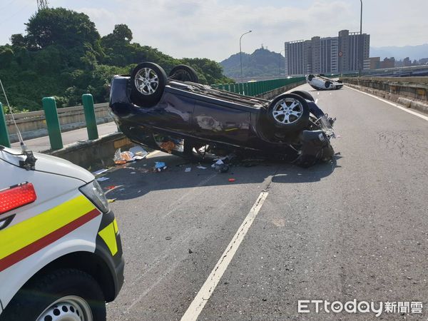 ▲▼      水源快速道路翻車事故，1女無生命跡象       。（圖／記者黃彥傑翻攝）