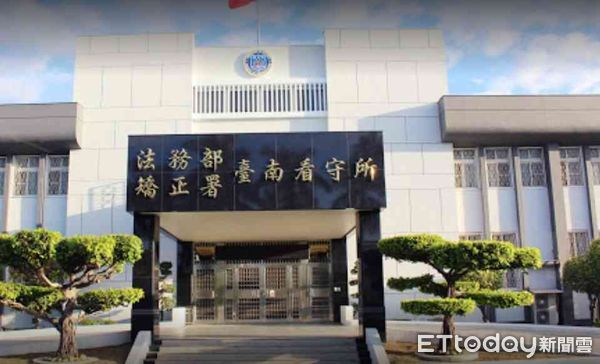 ▲台南殺警兇嫌定羈押，在台南看守所首日進食正常，飯菜均有吃完，心情看起來平靜，只是精神略顯疲憊。（圖／記者林悅翻攝，下同）