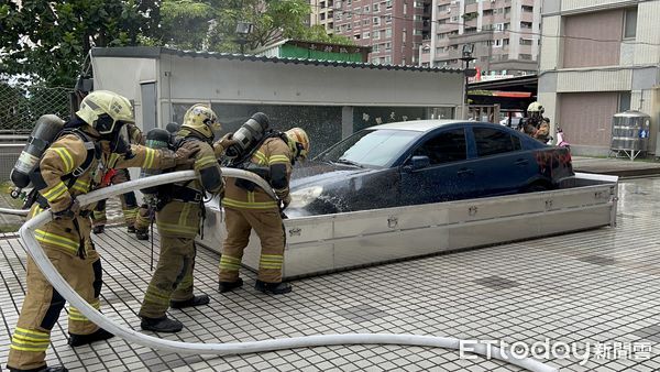 ▲台南市消防局在產、官、學三方面合作下，全國首創發表電動車滅火利器，並將其納入未來電動車火災搶救方式。（圖／記者林悅翻攝，下同）