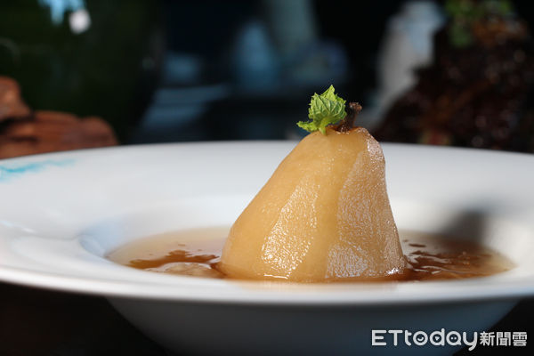 ▲菜色傳統經典中求創新　高雄湛露中餐廳更想讓台灣食材被看見。（圖／記者黃士原攝）