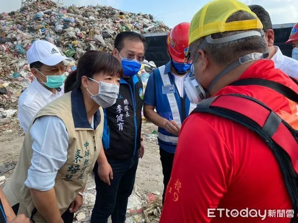 ▲草屯鎮垃圾轉運站2020年11月因沼氣自燃發生大火，蔡培慧前往協助救災。（圖／南投縣長參選人蔡培慧競選總部提供）