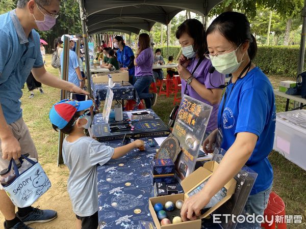 ▲中華醫大祖父母節系列活動開跑，邀祖孫到水道博物館免費健檢、吃麵線、科學闖關親子共樂。（圖／記者林悅翻攝，下同）  