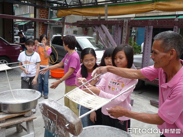 ▲中華醫大祖父母節系列活動開跑，邀祖孫到水道博物館免費健檢、吃麵線、科學闖關親子共樂。（圖／記者林悅翻攝，下同）  