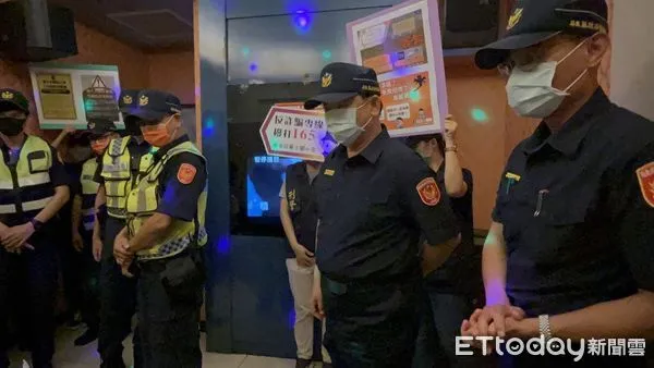 ▲屏東縣政府警察局長劉印宮率隊稽查東港警分局轄內KTV等場所             。（圖／記者陳崑福翻攝，下同）
