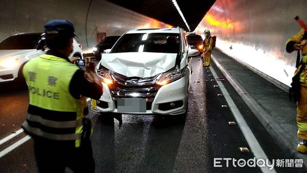 ▲▼雪隧北上23k兩車追撞，無人受傷。（圖／記者游芳男翻攝）