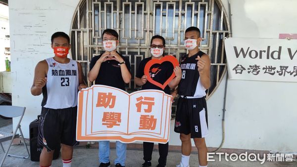 ▲台灣世界展望會青少年在球場奔馳打球。（圖／展望會提供，下同）