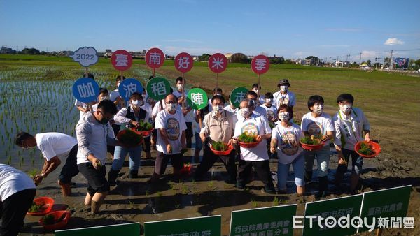 ▲台南辦理彩繪稻田活動，台南市長黃偉哲帶領大家進行「拜田頭」祭天儀式，祈求耕作順利豐收，並邀請大家於國慶假期一同暢遊台南，觀賞彩繪稻田。（圖／記者林悅翻攝，下同）