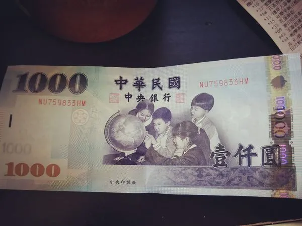 女網友聲稱身上只剩1000元要過20天。（圖／翻攝自Facebook／爆廢公社二館）
