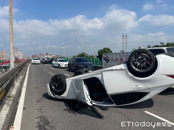 ▲▼2車追撞翻覆，造成3人送醫1人身亡的慘劇，警方發現，現場2車翻覆安全氣囊都沒爆。（圖／記者邱中岳翻攝）