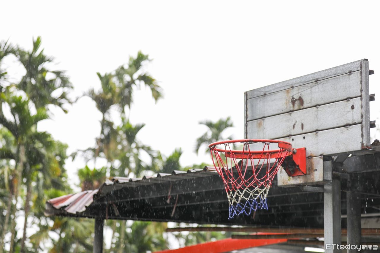 公園不能打赤膊 高雄男「脫衣打球」被檢舉挨罰2000元