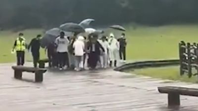 雨天景區拍婚纱照！突然一道雷「劈中新郎」倒地亡　網哀悼：新娘一生的陰影