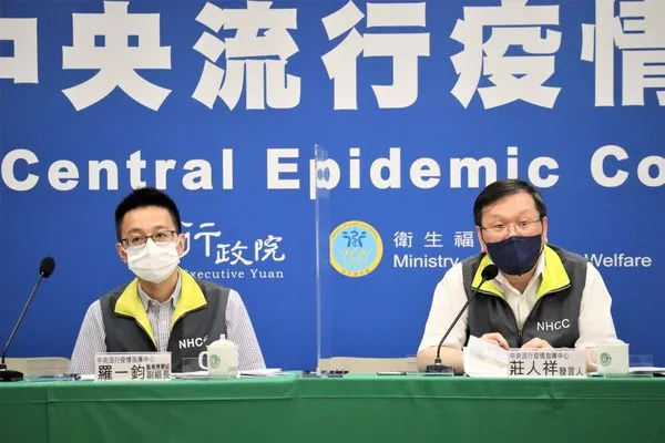 ▲▼8/25中央流行疫情指揮中心記者會。（左起）醫療應變組副組長羅一鈞、發言人莊人祥。（圖／指揮中心提供）
