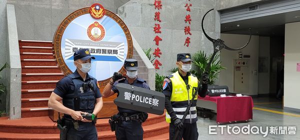 ▲▼民間團體捐贈新式輔助裝備，讓北市警員更能安心執行勤務。（圖／記者邱中岳翻攝）