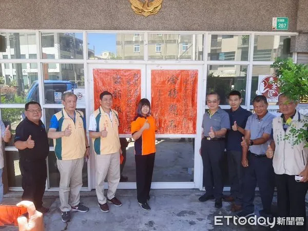 ▲善化及新化分隊志工蘇君茹及1位義消姜承均，雙雙考上四等消防特考，消防局副局長楊宗林率大隊長蔡國保、義消總隊長黃崇銘及義消第四大隊大隊長林窓堂，到分隊張貼紅榜頒獎勵金。（圖／記者林悅翻攝，下同）