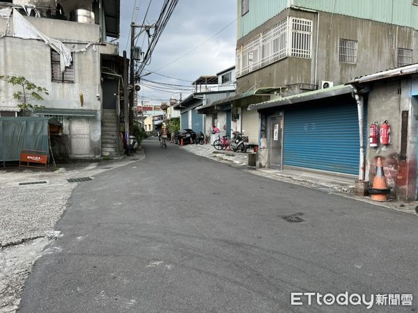 ▲▼黑色小客車疑不滿後方小貨車跟車太近，2男毆打並持刀揮砍司機             。（圖／記者陳以昇翻攝）