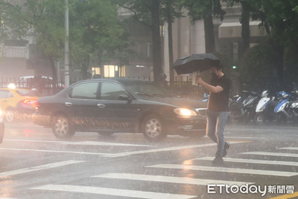 ▲中央氣象局今（28）日發佈大雨特報，水利署針對桃園、台南發佈一級淹水警戒。（圖／記者陳煥丞攝）