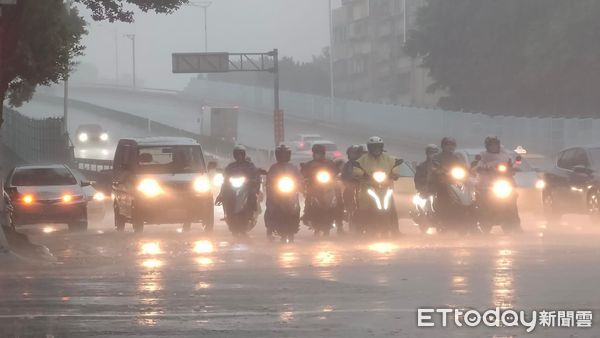 ▲▼ 天氣,氣象,大雨,豪雨,午後陣雨           。（圖／記者湯興漢攝）