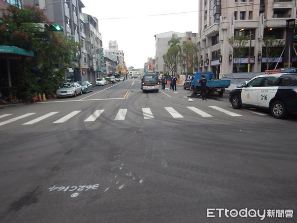 ▲▼台中一輛憲兵公務車日前前往后里受訓途中，意外撞死人。（圖／民眾提供，下同）