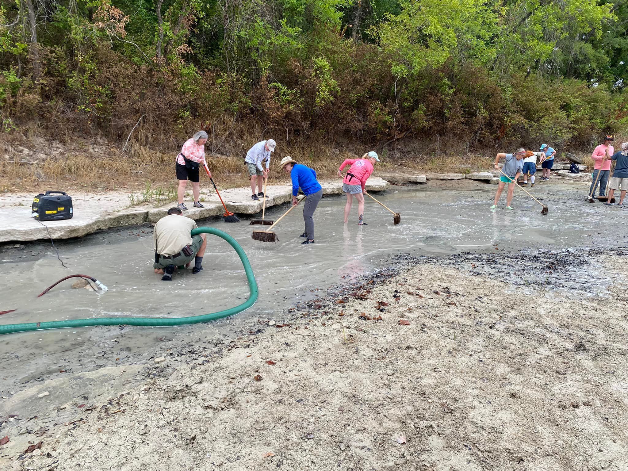 ▲▼美國恐龍公園驚見真恐龍足跡（圖／翻攝自Facebook／Dinosaur Valley State Park - Friends）