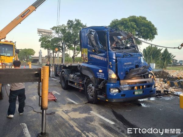 ▲▼台南聯結車下永康交流道失控撞分隔島。（圖／記者林悅翻攝）