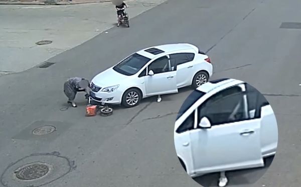 ▲▼撞人車子停不了　她竟開門「用腳煞車」。（圖／翻攝微博）