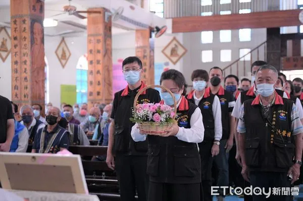 ▲▼花蓮縣長徐榛蔚前往致哀，並頒發表揚狀。（圖／花蓮縣政府提供，下同）