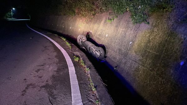 ▲▼不熟路況...23歳男夜衝南橫過彎自摔，機車「朝天卡山溝」險受困。（圖／記者賴文萱翻攝）