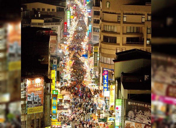 ▲苑裡、鬼門關夜市。（圖／天際空中攝影 許庭彰提供）