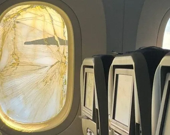 ▲▼ 波蘭航空一架飛機窗戶裂開。（圖／翻攝自推特）